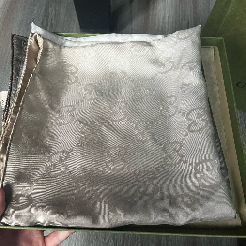 Authentic Gucci New and never used.. purchased 2 months ago with receipt, box